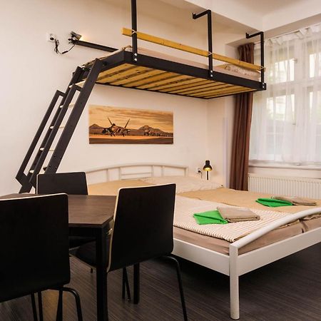Flying Bed Apartment Close To Prague Castle And Airport Szoba fotó