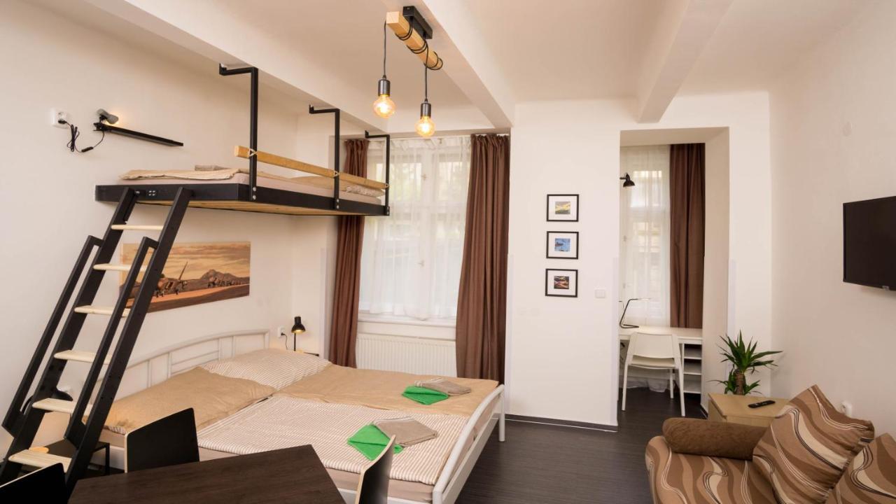 Flying Bed Apartment Close To Prague Castle And Airport Kültér fotó