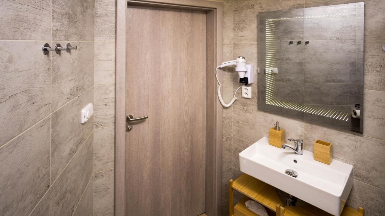 Flying Bed Apartment Close To Prague Castle And Airport Kültér fotó