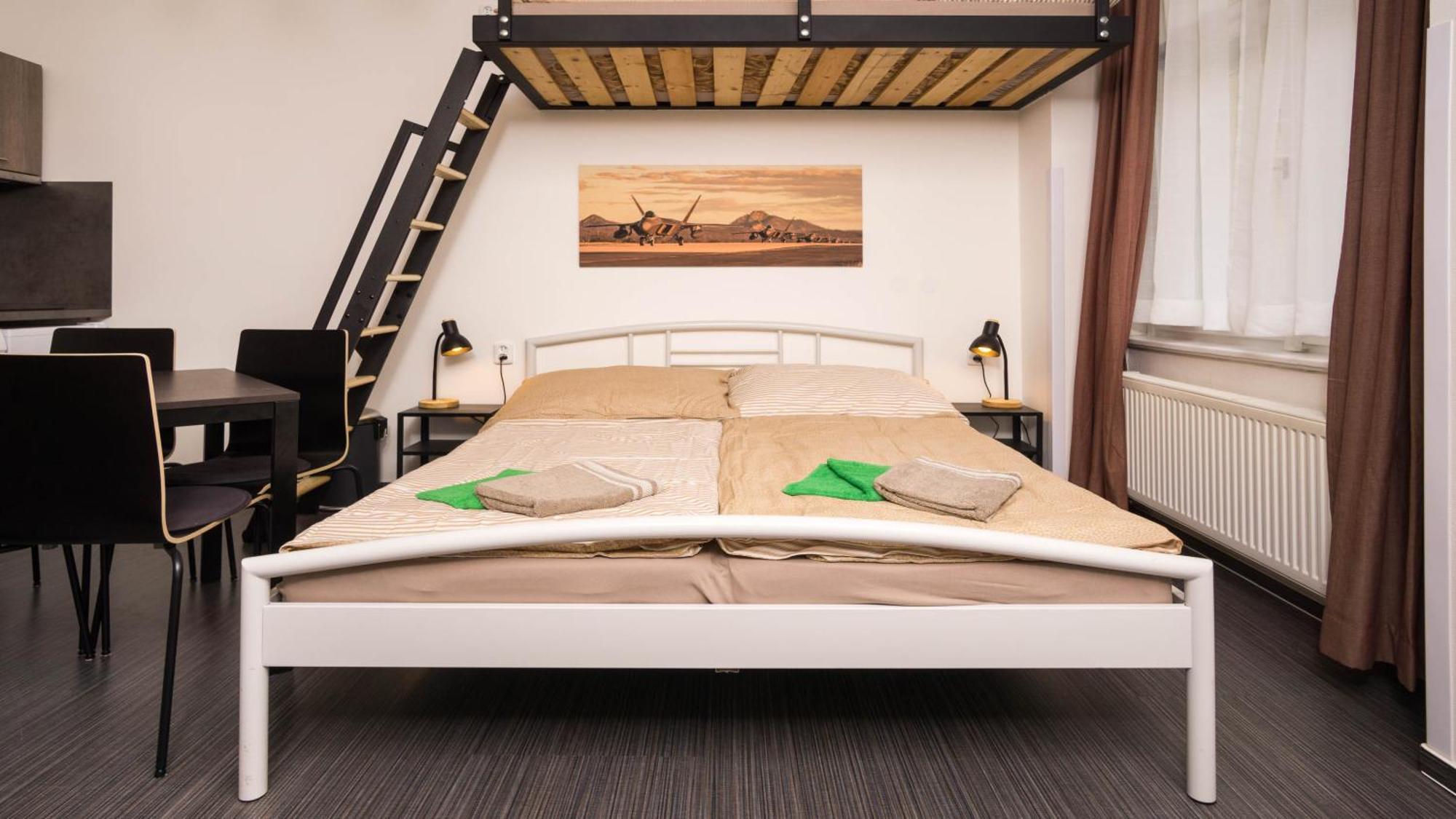 Flying Bed Apartment Close To Prague Castle And Airport Szoba fotó